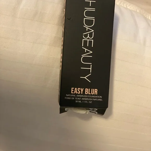 HUDA BEAUTY Easy Blur Natural Airbrush Foundation - HOT FUDGE - Picture 1 of 4